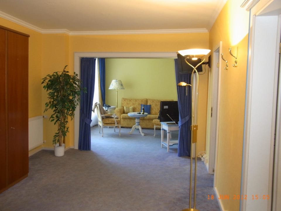 Blick vom Schlafzimmer in den Wohnraum Rugard Thermal Strandhotel