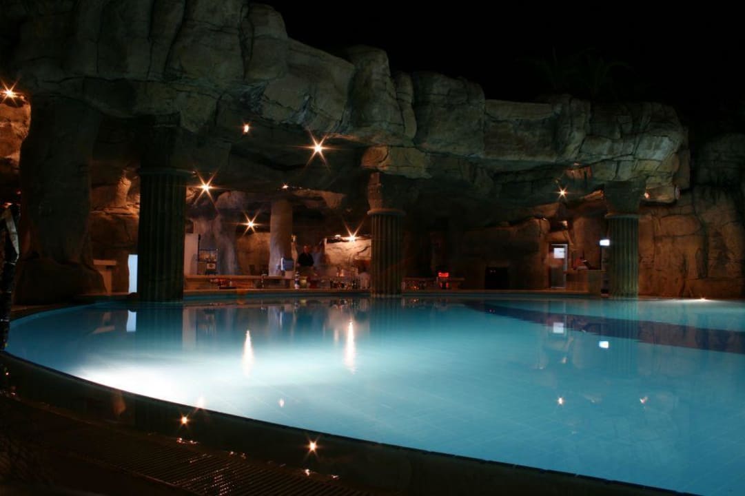 Poolbar im dunklen Monachus Family Resort Sorgun
