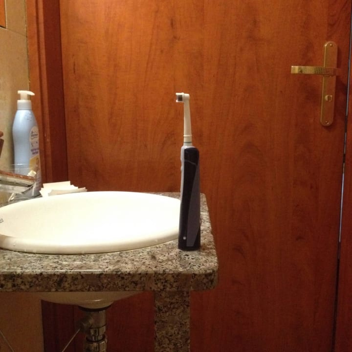 Badezimmer vom WC aus Hotel Atol