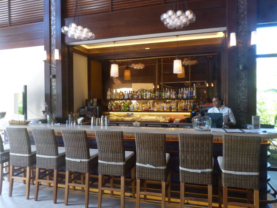 Bar in der Lobby STORY Seychelles