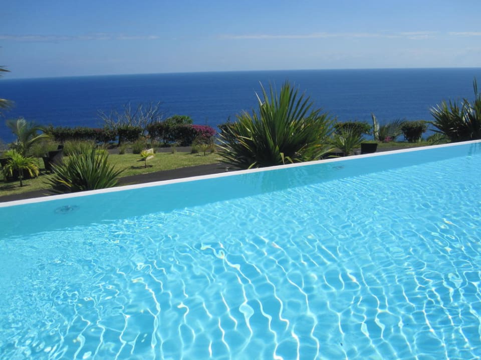 Pool mit Blick aufs Meer Palm Hotel & Spa