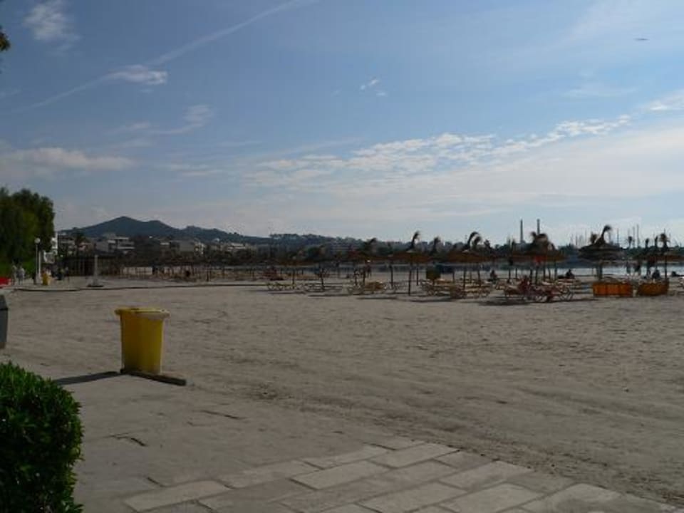 Strand vor dem Hotel Iberostar Waves Ciudad Blanca