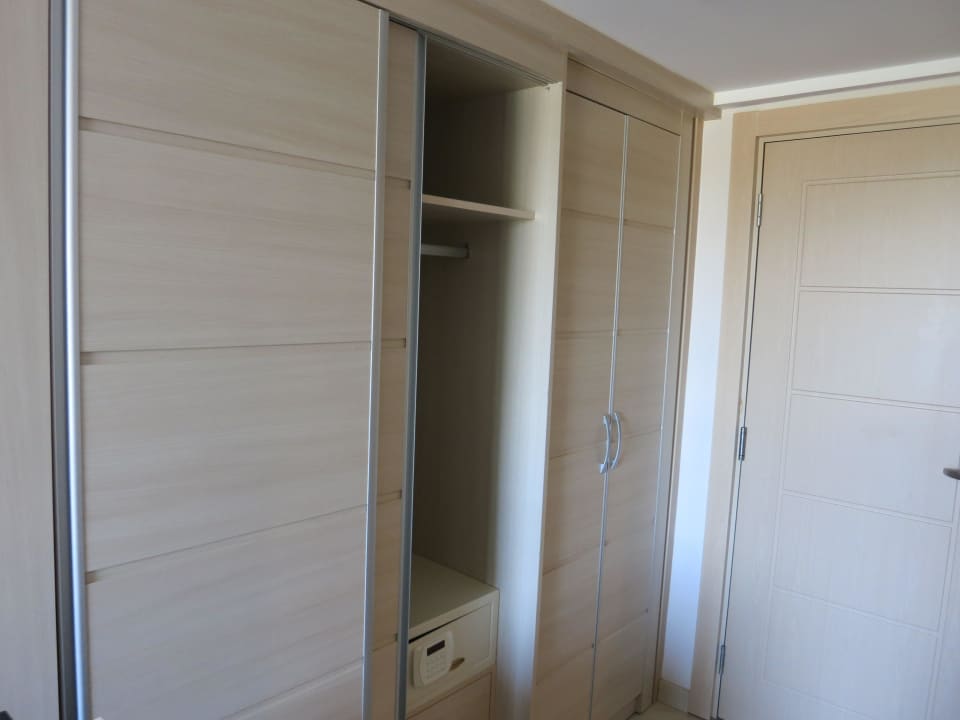 Schrank Seaden Corolla Hotel
