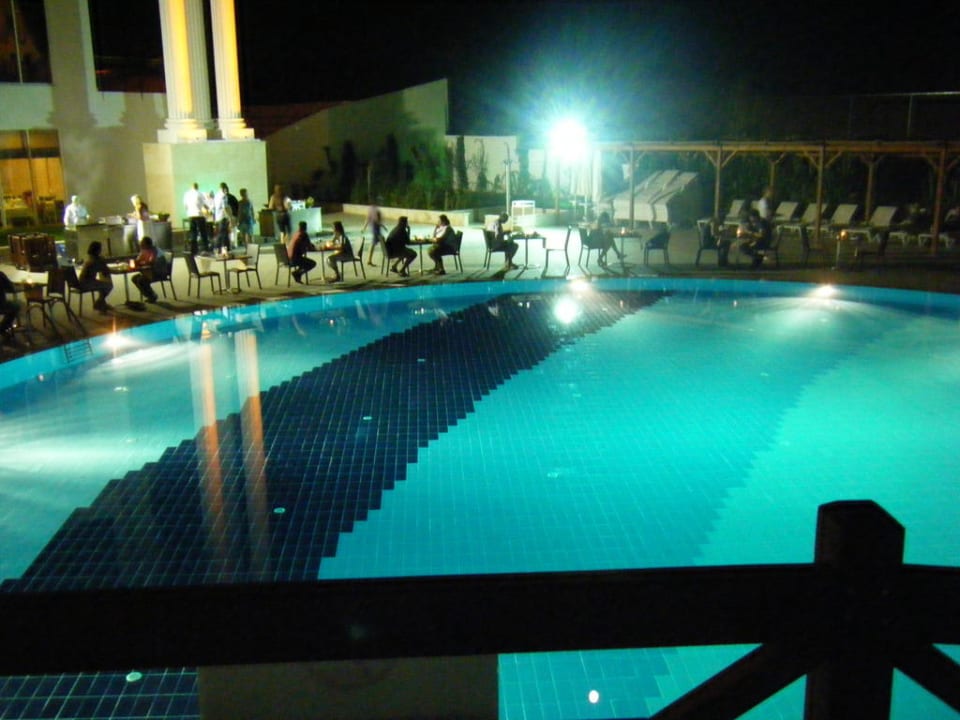 Pool bei Nacht Roma Beach Resort & Spa 16+ Adult Only