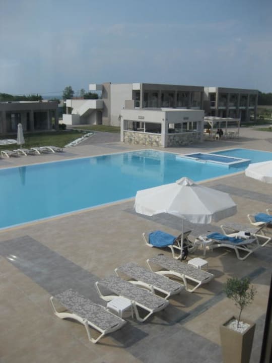 Pool mit Liegen und Poolbar Alea Hotel & Suites