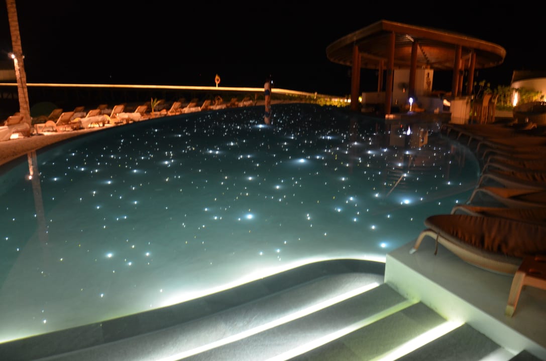 Pool bei Nacht Centara Ras Fushi Resort & Spa Maldives