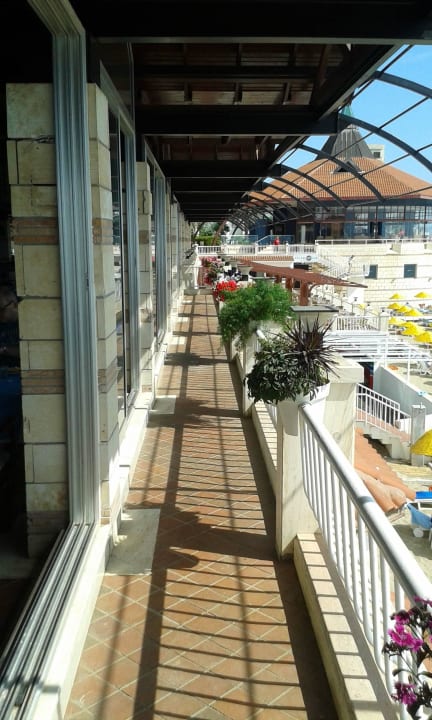 Sehr gepflegt, vom Restaurant aus Salamis Bay Conti Resort Hotel & Casino