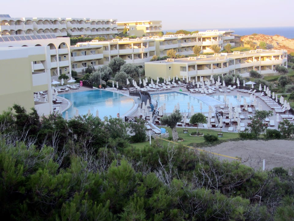 Blick auf die Poolanlage Hotel Kalithea Horizon Royal