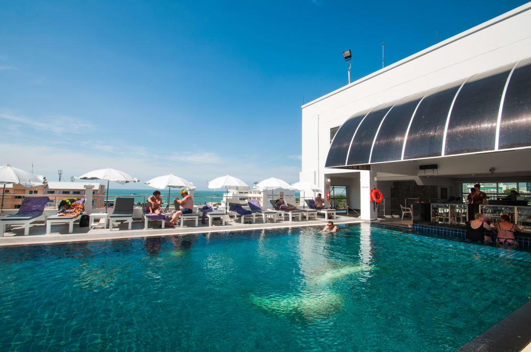 Pool Hotel Flipper House