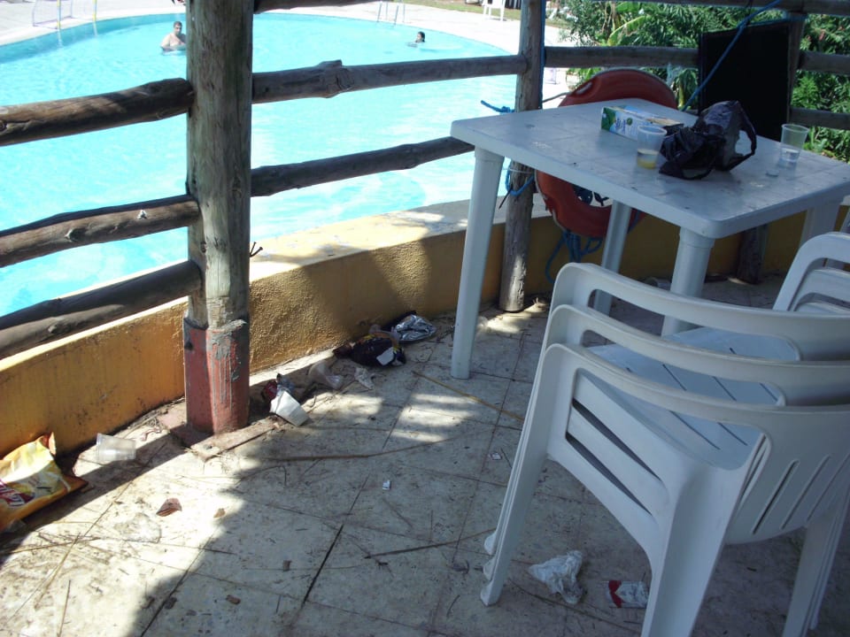 Auf dem Freisitz im Rundbau Hotel African Queen