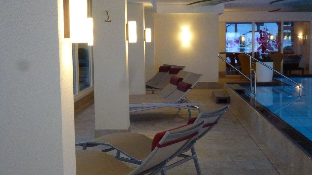 Liegen im Schwimmbad Das Pfandler