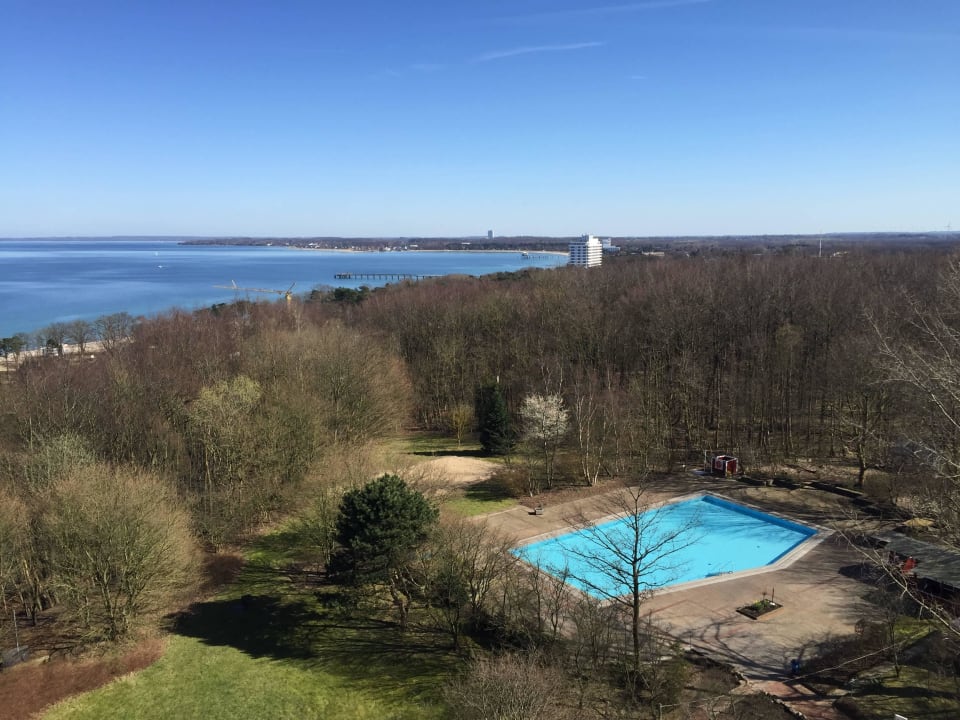 Pool und Blick über die Lübecker Bucht PLAZA Premium Timmendorfer Strand