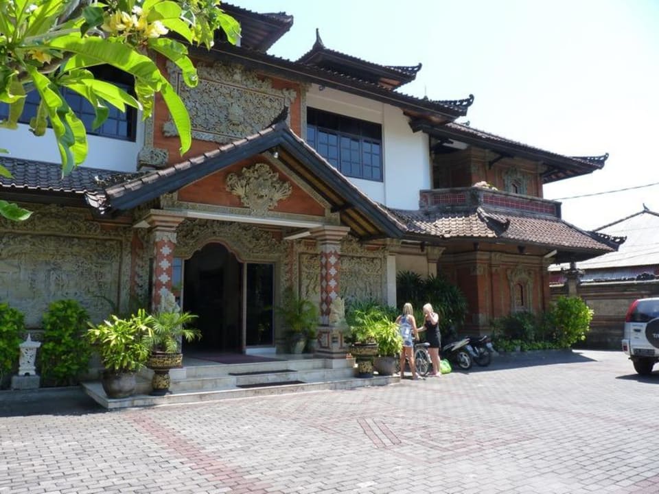 Blick zum Eingang Hotel Ari Putri