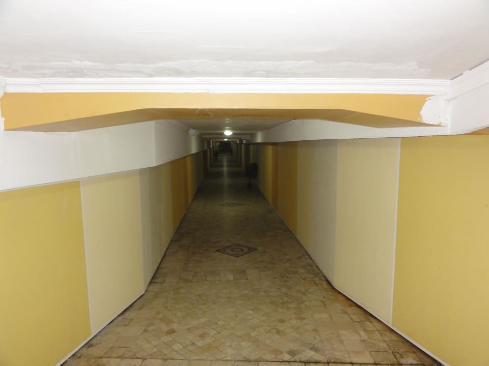 Tunnel von Block A nach C Aska Hotel Just in Beach