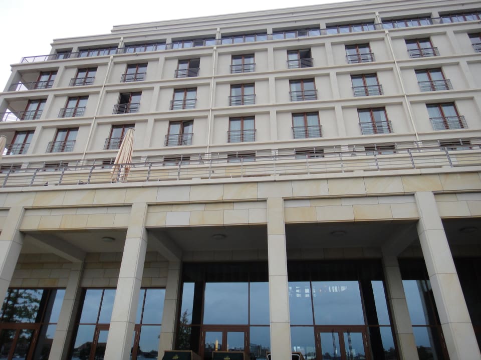 Hotel vom Wasser aus ATLANTIC Hotel Wilhelmshaven