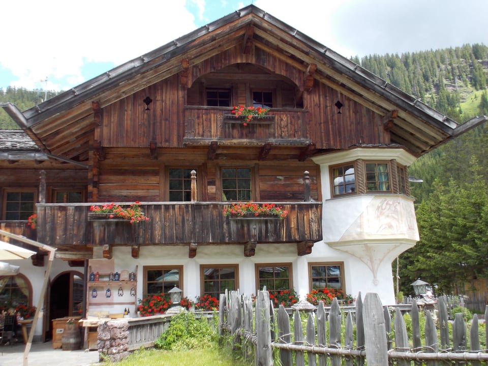 L'edificio del ristorante/bar e reception Mountain Resort Patzenfeld