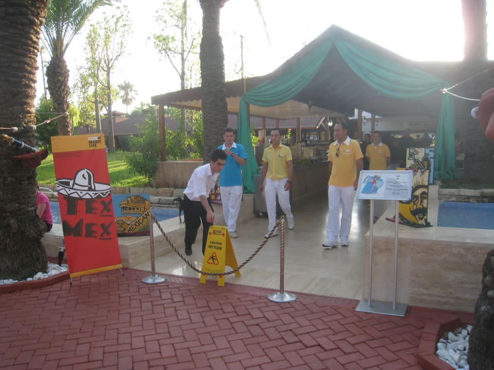 Kurz vor 18:30 vorm Magio Monachus Family Resort Sorgun