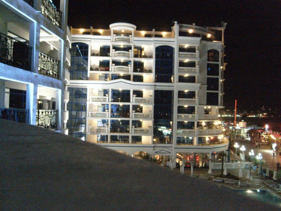 Östlicher Ausblick vom Balkon bei Nacht Chaika Beach & Spa Hotel