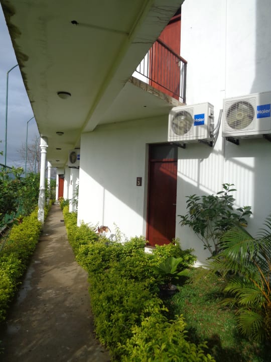 Weg zu den Zimmern Wewa Addara Hotel - Hotel by the lake