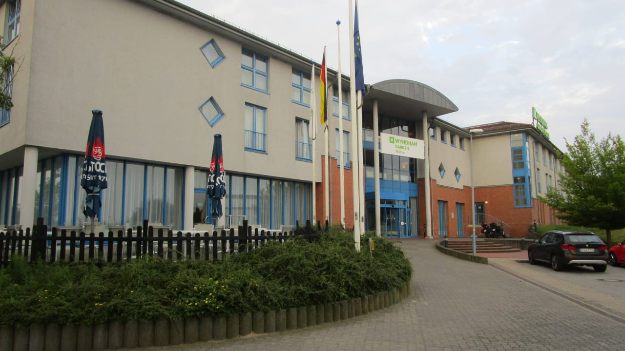 Eingang ins Hotel vom Parkplatz gesehen Hotel Wyndham Garden Wismar