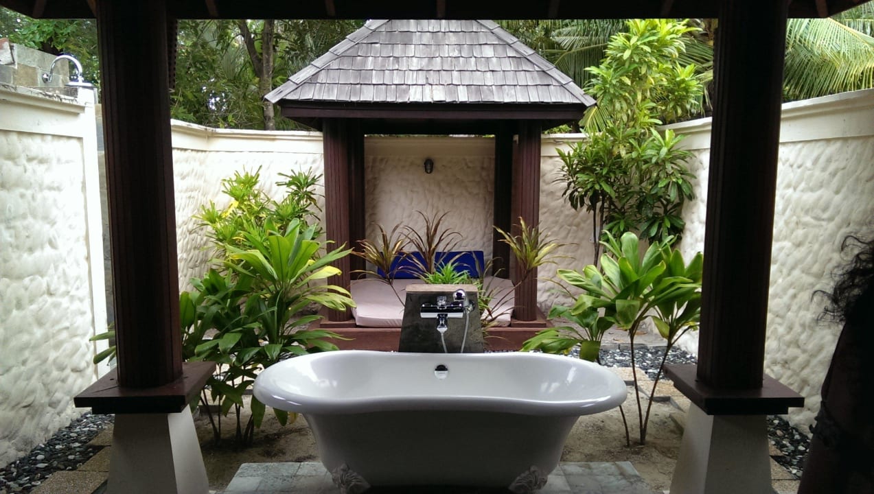 Beach villa outdoor bathroom Sun Siyam Olhuveli