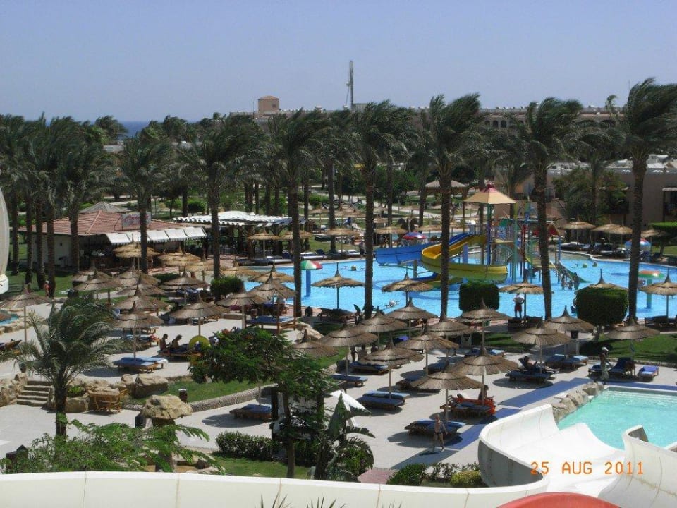 Kinderpoollandschaft hinter dem Haupthaus Beach Albatros Resort