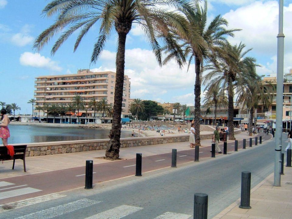 Straße vor dem Hotel und Strand BQ Aguamarina Boutique Hotel