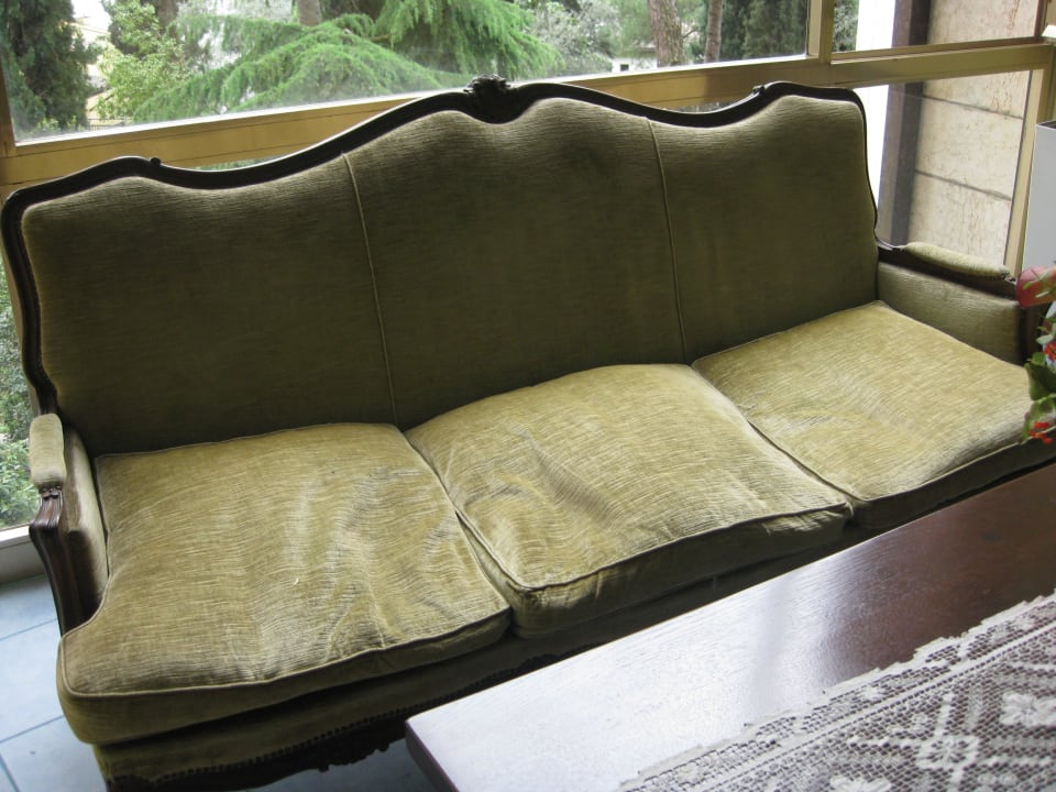 Sofa, reif für den Sperrmüll Hotel Marco Polo