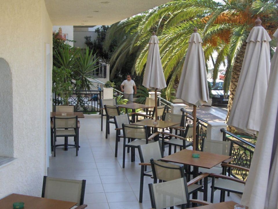 Frühstücksterrasse Hotel Little Inn