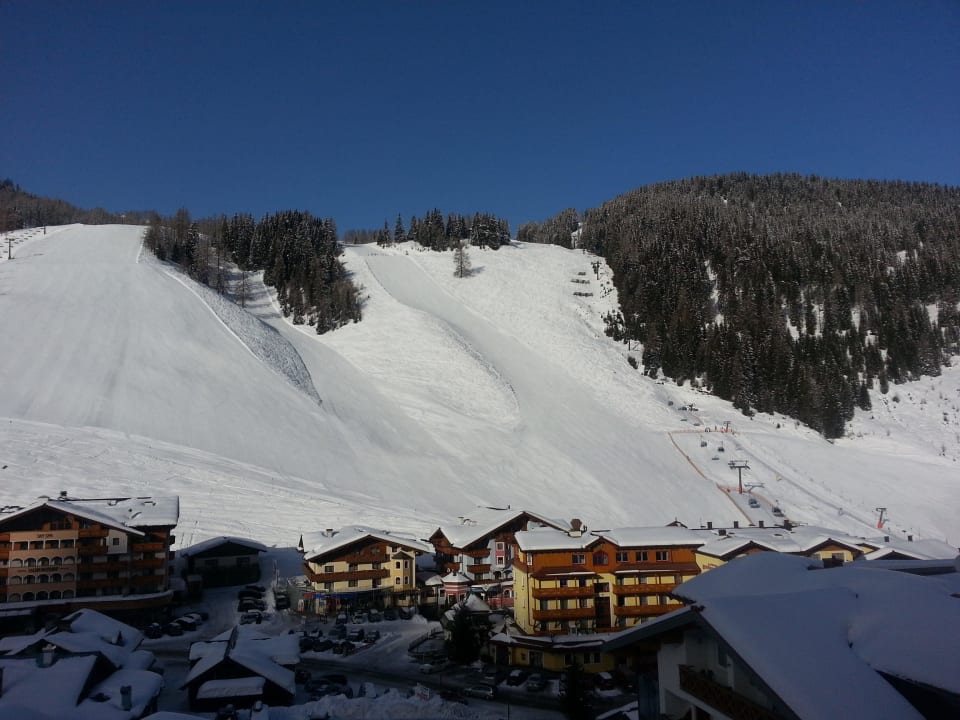 Blick vom Zimmer auf die Pisten Hotel Alpenhof