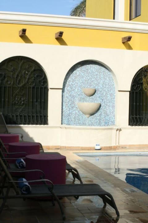 Sehr gepflegter Poolbereich Hotel Plaza Campeche