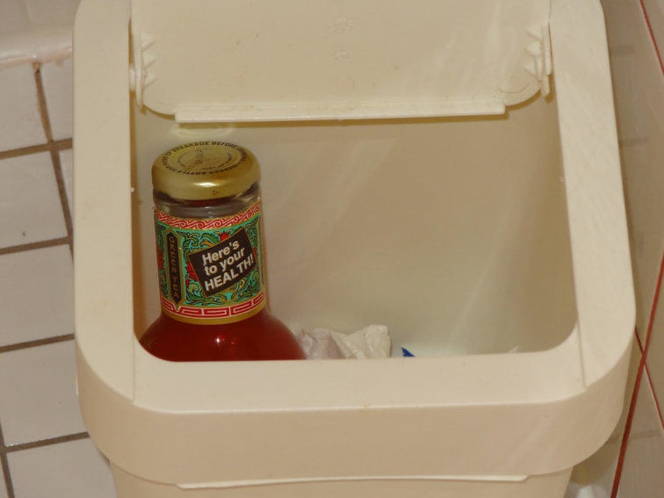 Nicht ausgeräumter Abfallkübel Hotel Goldener Hirsch