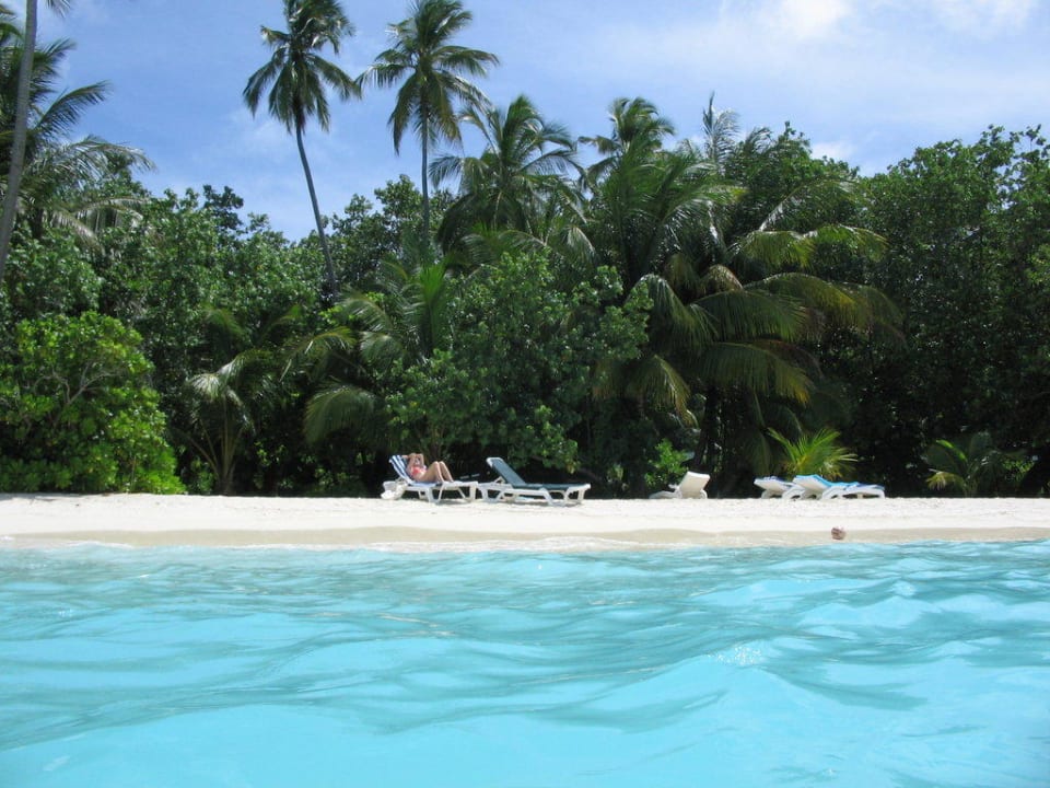 Strand vor unserem Bungalow Nr.219 Meeru Maldives Resort Island