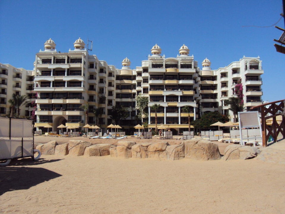 Blick vom Strand auf Hotel SUNRISE Holidays Resort (Adults Only)