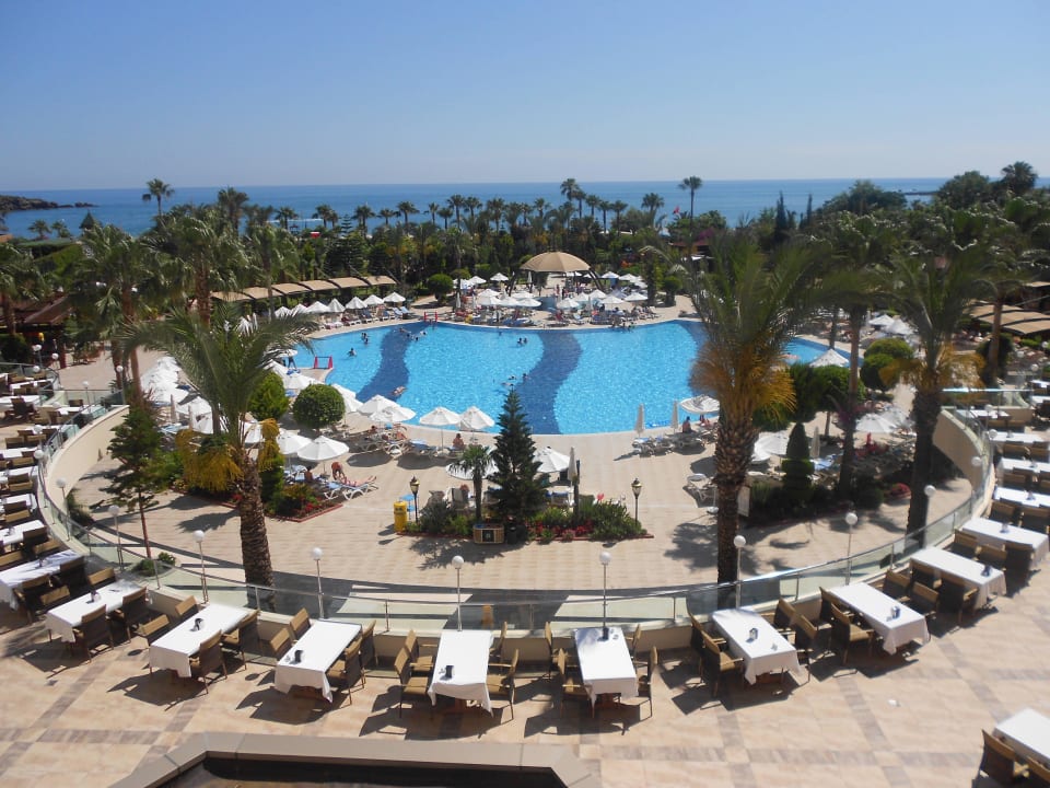 Restaurant und Pool Saphir Resort & Spa