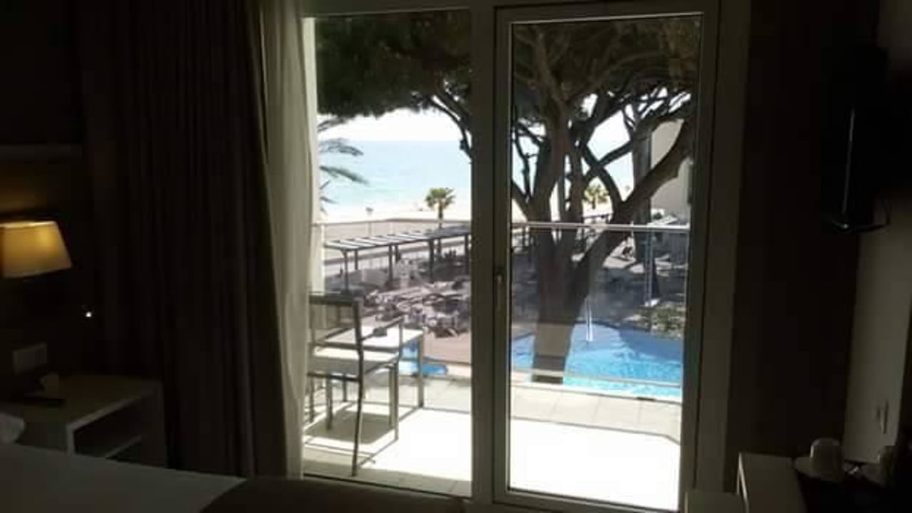 Blick aus dem Zimmer. Richtung Pool und Meer. Estival Centurión