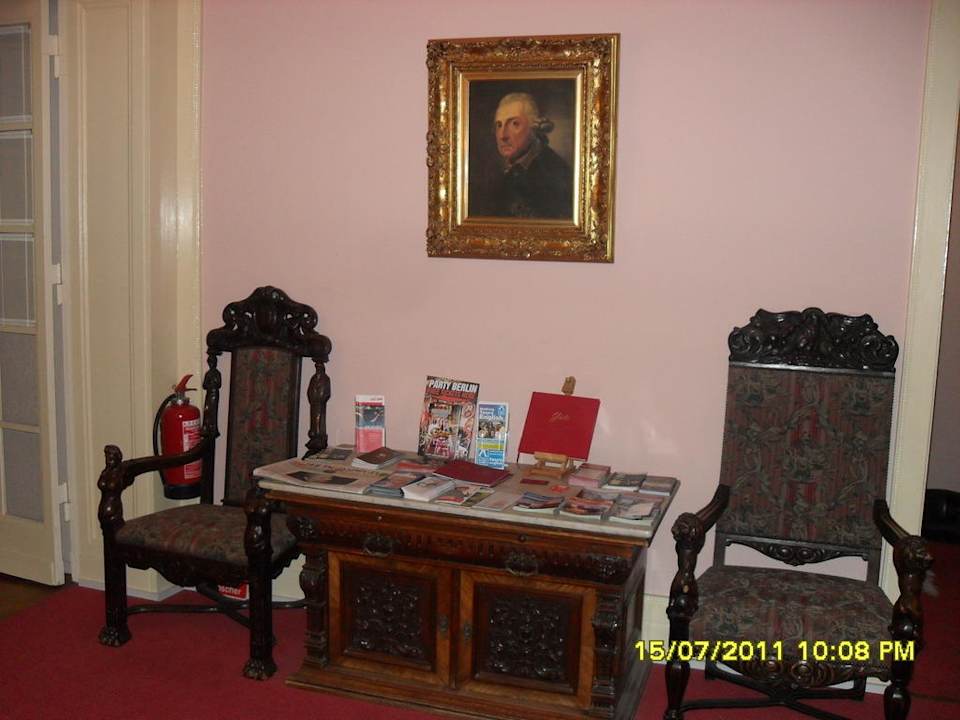 Rechts von der Rezeption Hotel Midi Inn City West am Kurfüstendamm