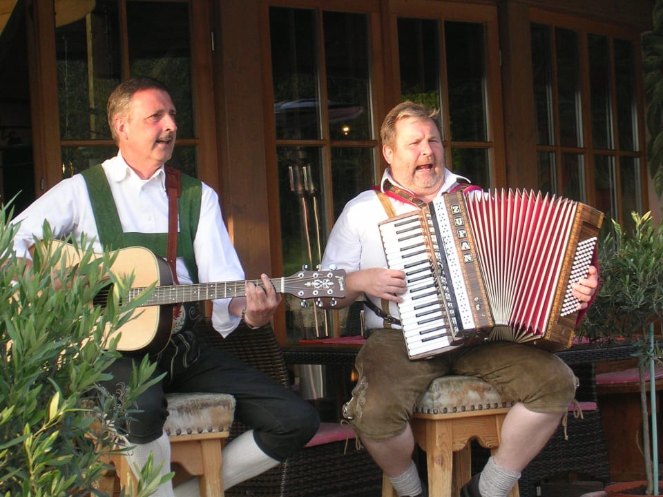 Hüttenabend mit Poldi (rechts) Wellnesshotel Engel