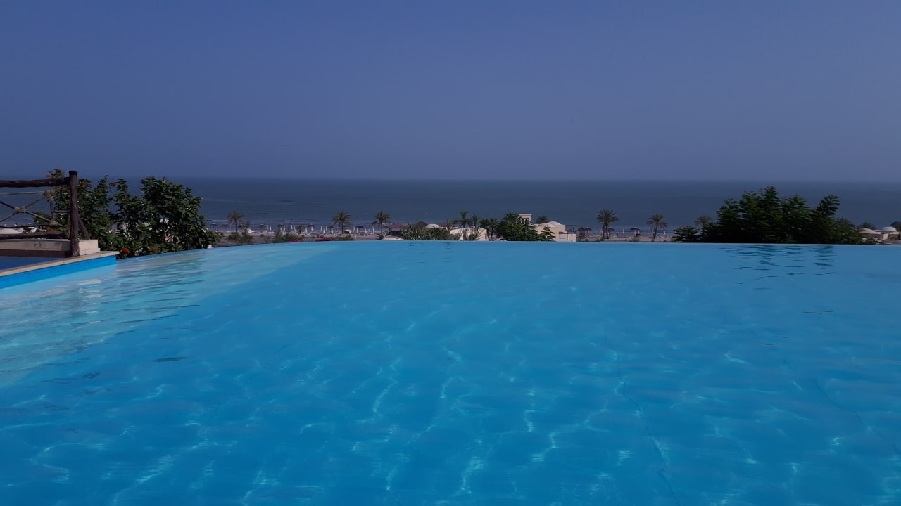Pool The Cove Rotana Resort