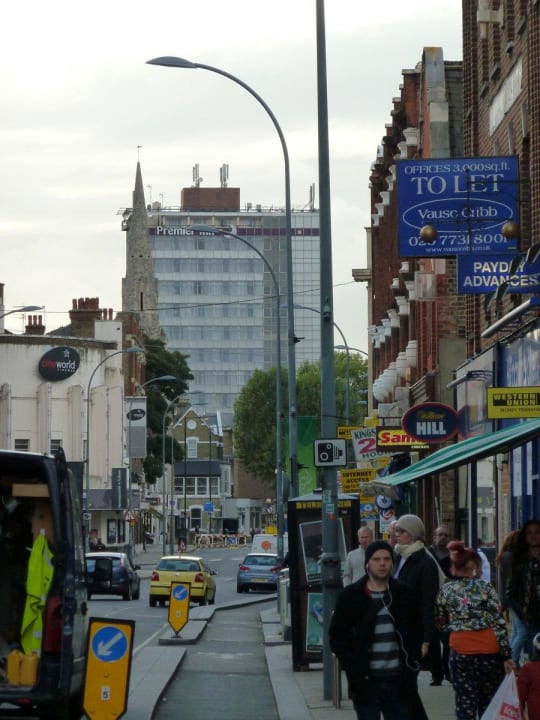 Das Hotel aus der Einkaufsstraße Hotel Premier Inn London Hammersmith
