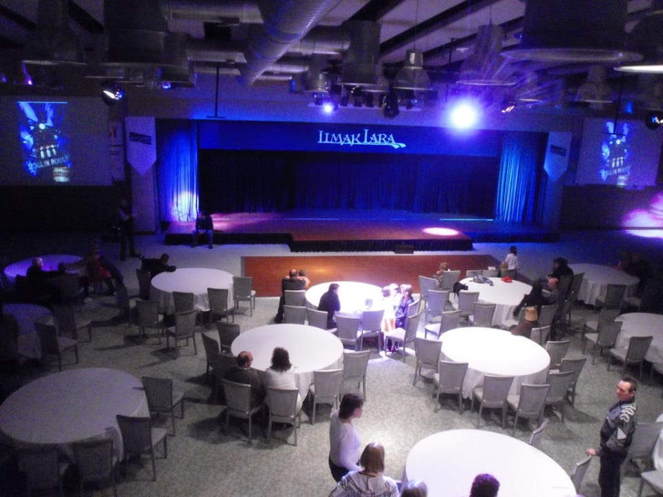 Abendanimation von November- April im Innenbereich Limak Lara Deluxe Hotel & Resort