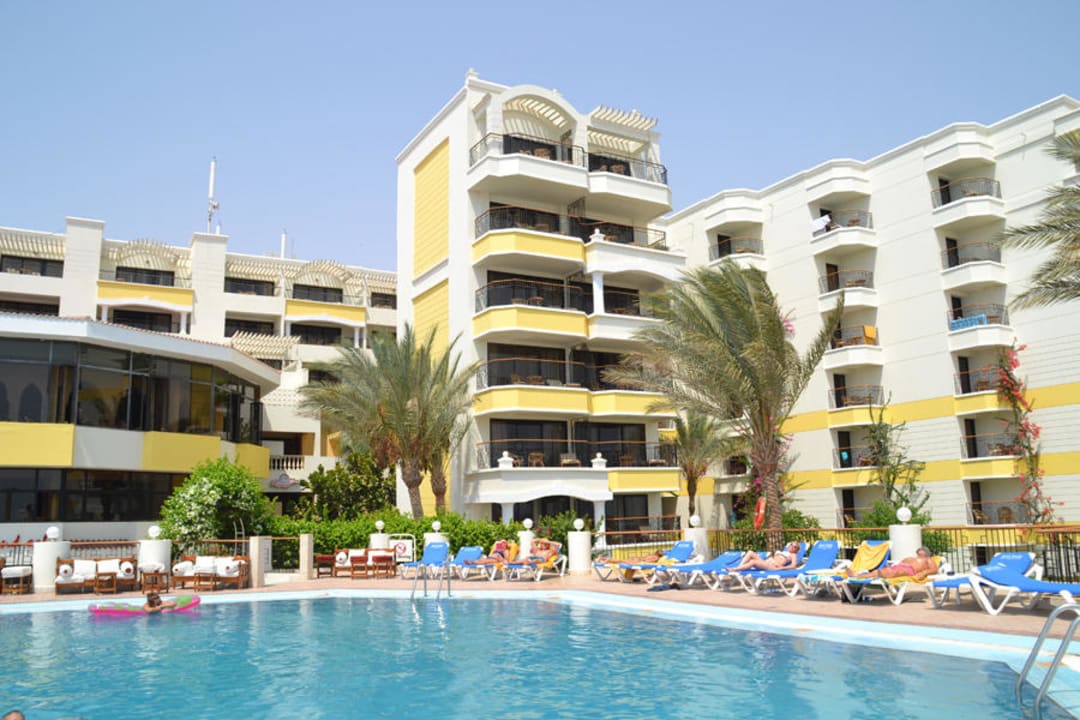 Вид на бассейн, рестораны и жилой корпус SUNRISE Holidays Resort (Adults Only)