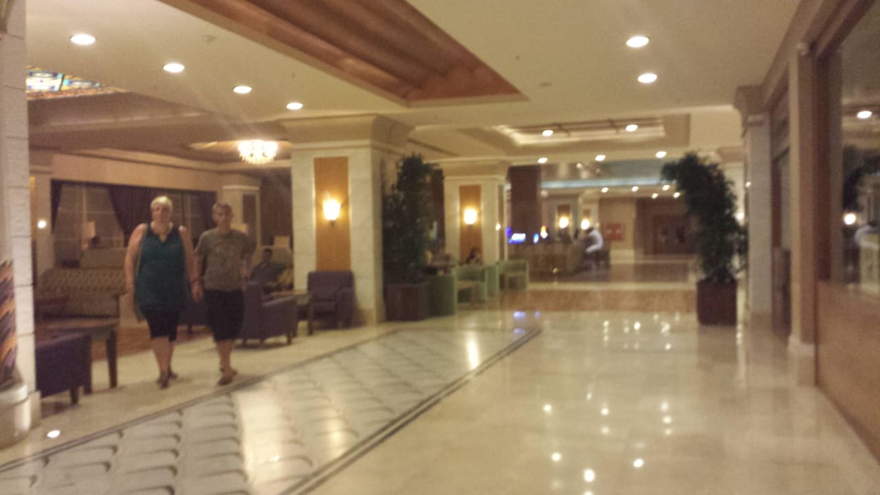 Die Lobby mit vielen Sitzmöglichkeiten und Bar  Horus Paradise Luxury Resort & Club