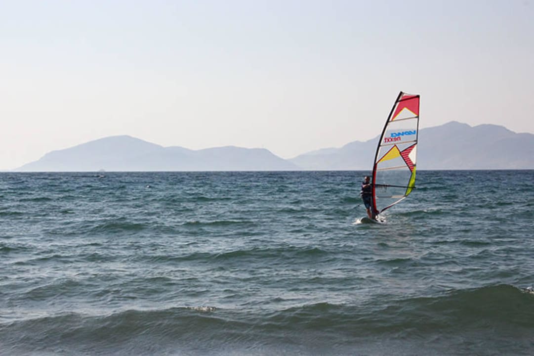 Surfen am Strand Atlantica Marmari Palace