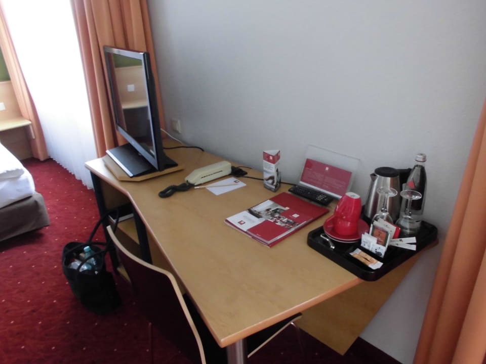 TV ( sehr leise eingestellt !) und  Schreibtisch Leonardo Hotel Nürnberg