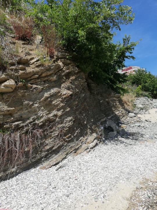 Klippen direkt vor dem Hotel Hotel Sineva Beach