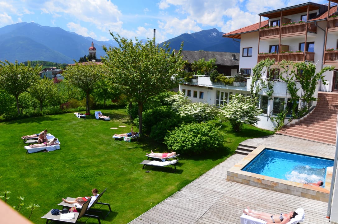 Blick in den Garten Das Mühlwald - Quality Time Family Resort