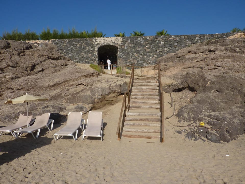 Treppen zum Strand direkt am Hotel H10 Tindaya