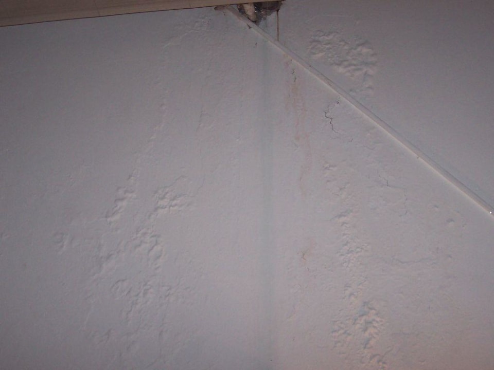 Wand unterhalb der Klimaanlage Hotel Tropical Clubs Cabarete