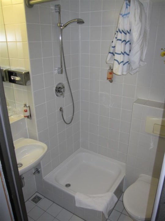 Kleines Bad mit Dusche Leonardo Hotel Nürnberg